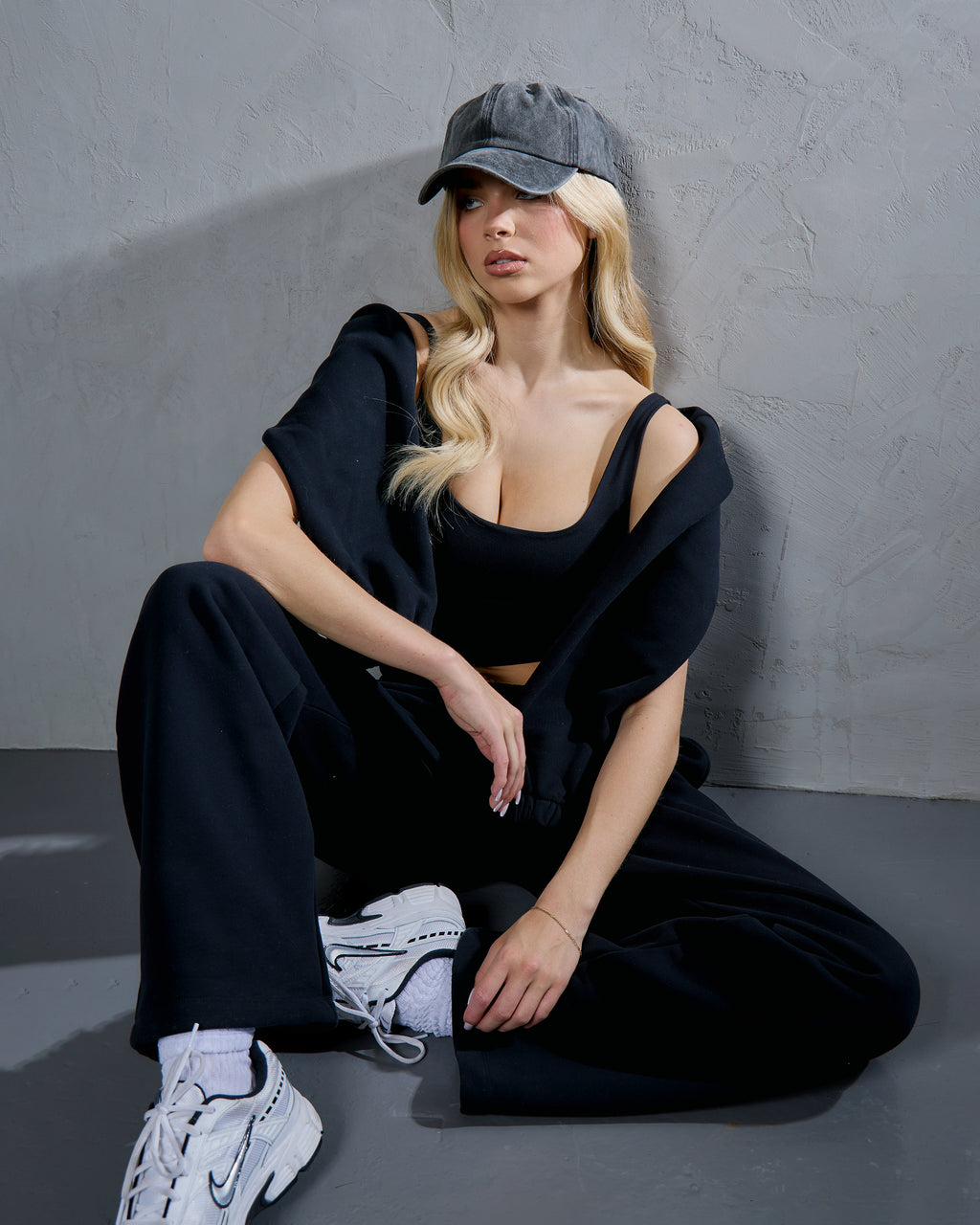 THE CORE OVERSIZED HOODIE - BLACK