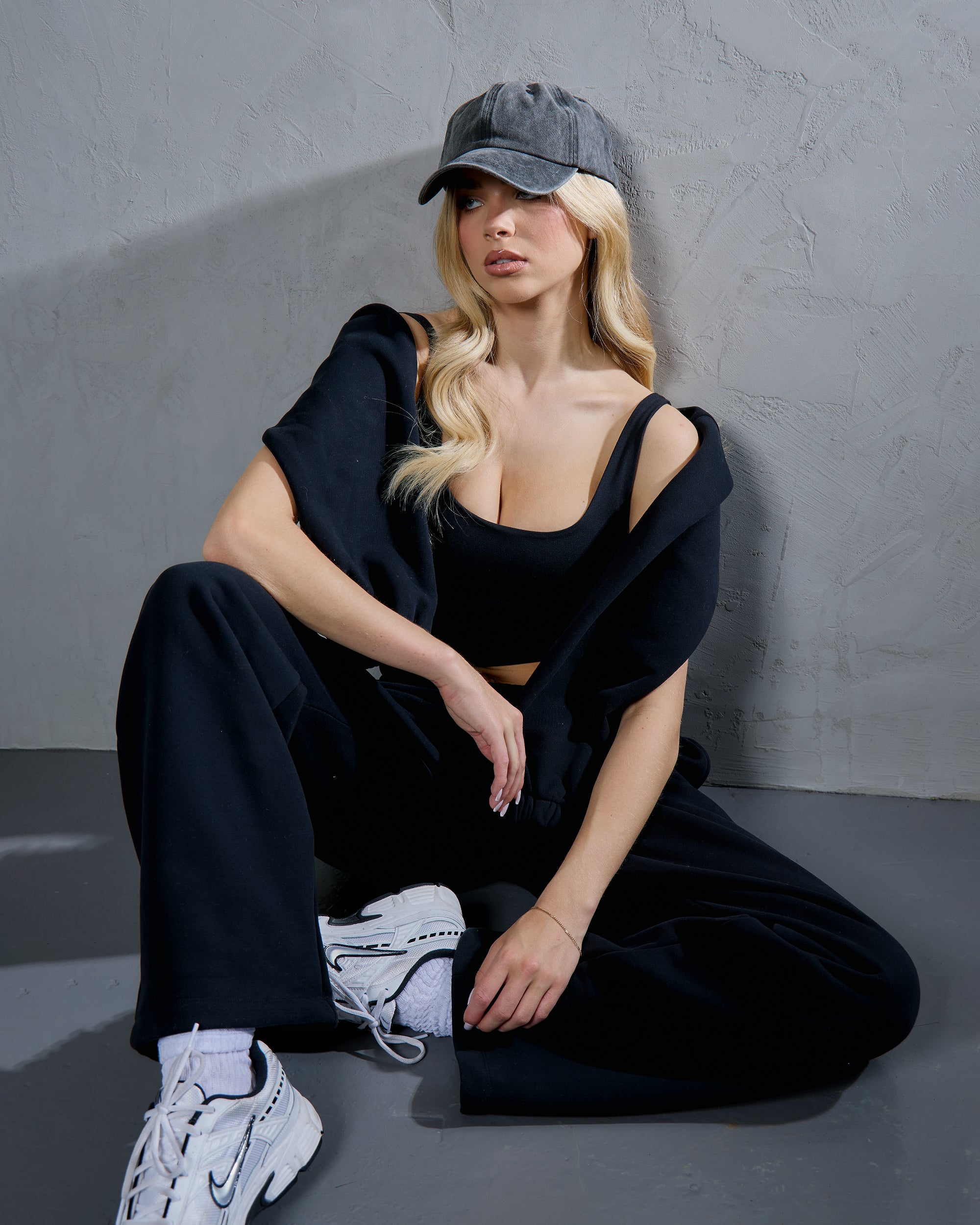 THE CORE OVERSIZED HOODIE - BLACK