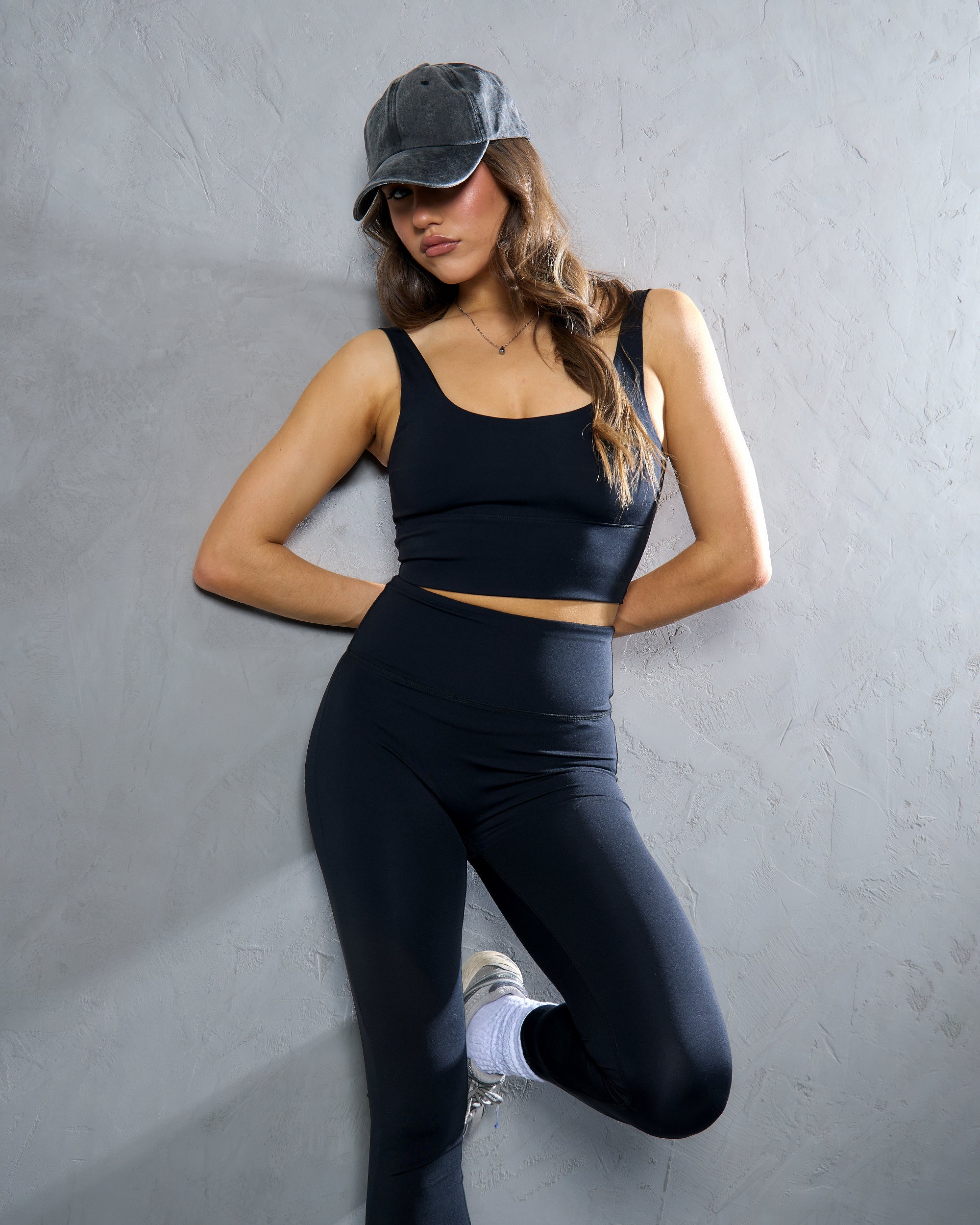 THE CONTOUR CROP TOP - BLACK